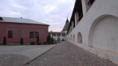 Astrakhan Kremlin 'in içindeki duvarlar