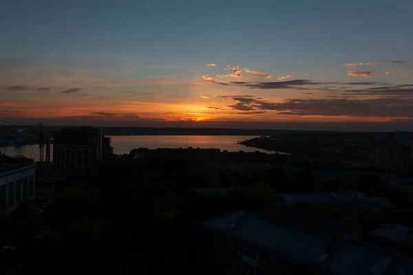 街の赤オレンジ色の夕日 — ストック写真