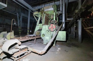 Terk edilmiş bir fabrikada üretim malzemelerinin kalıntıları.