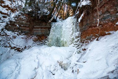 Kış zamanı donmuş şelaleler dağlarda