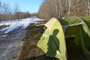 Çadır yolda, karların yanında.