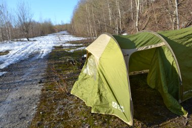 Çadır yolda, karların yanında.