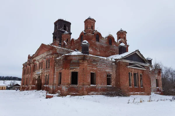 Abandonado Arruinado Iglesia Ladrillo Rojo —  Fotos de Stock