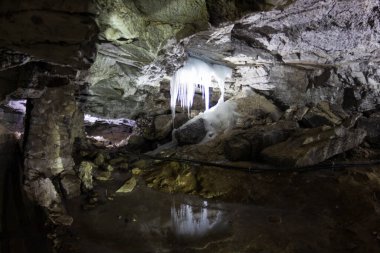 Mağaradaki büyüleyici mağaralar