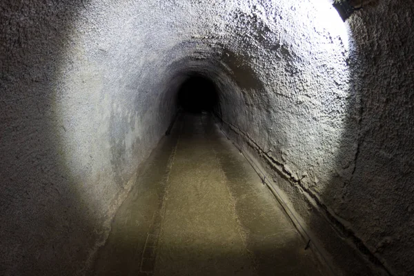 Langer Tunnel Ins Dunkel — Stockfoto