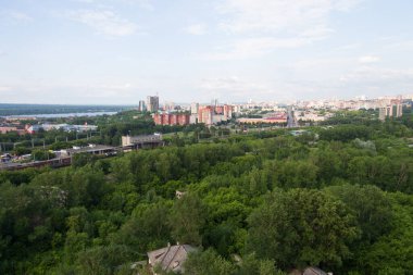 Perm şehrinin kenar mahallelerinin manzarası