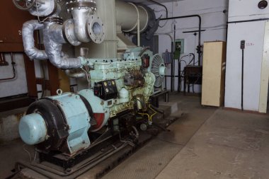 Sığınakta dizel jeneratör var.