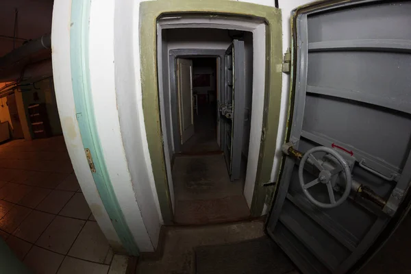 Versiegelte Tür Einem Verlassenen Bunker — Stockfoto