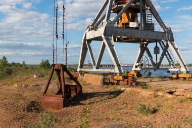 Liman vinci kovası yere indi.