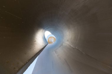 Boruların içinde gökyüzüne doğru gidiyor.