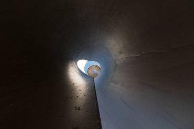 Boruların içinde gökyüzüne doğru gidiyor.