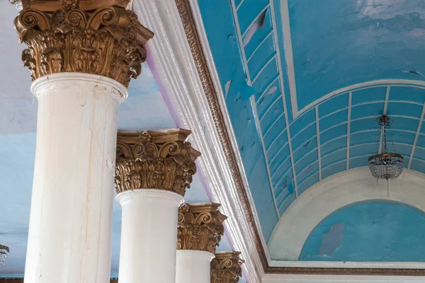 放棄された文化の家のシャンデリアと白い柱のある青いアーチ型の天井 — ストック写真