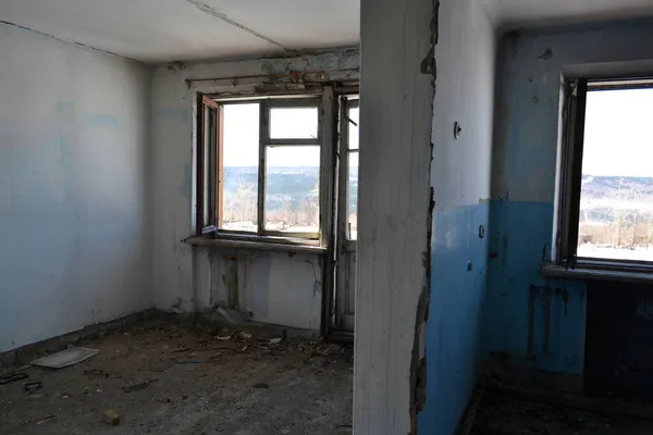 Dois Quartos Uma Casa Abandonada Com Janelas Quebradas — Fotografia de Stock