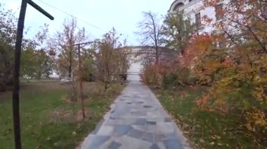 Asfalt yolda yürüme videosu