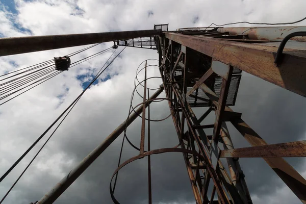 生锈的带有梯子的起重机的箭 蓝天在云中 下视图 — 图库照片