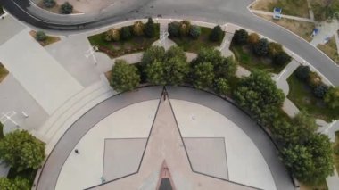 Yazın Astrakhan seti üzerinde güneşsiz bir anıt, yukarıdan bir manzara.