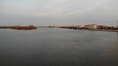 Volga nehrinin manzarası şehrin seddi yanında.