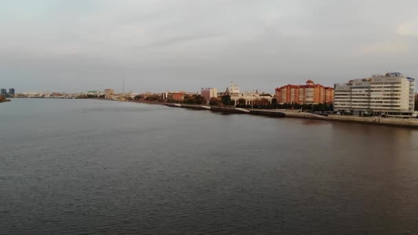 Astrakhan Şehrinin Sonbaharda Volga Nehrindeki Seti — Stok video