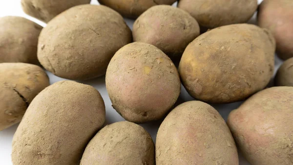 Beyaz Arka Planda Bir Sırada Bir Sürü Patates — Stok fotoğraf