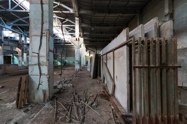 Huge Room Abandoned Factory Empty Hangar Iron Floors — Stock Photo, Image