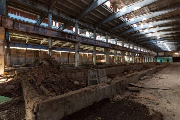 Huge Room Abandoned Factory Empty Hangar Iron Floors — Stock Photo, Image