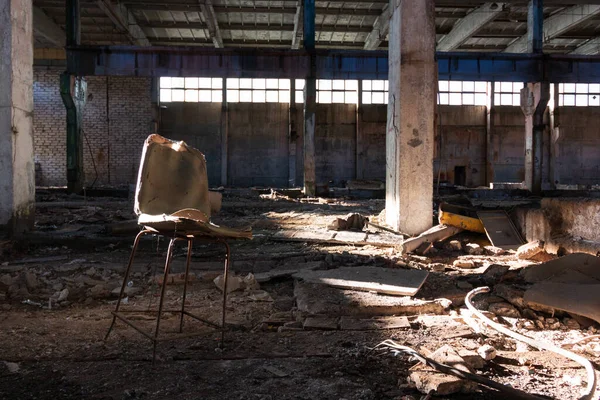 Broken Chair Big Hangar Plant Rays Sun — Stock Photo, Image