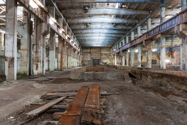 Enorme Quarto Uma Fábrica Abandonada Hangar Vazio Com Pisos Ferro — Fotografia de Stock