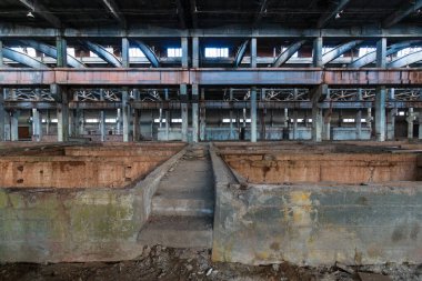 Terk edilmiş bir fabrikanın kocaman bir odası.