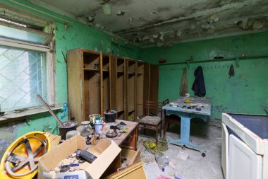 Terk edilmiş bir odada, eşyalarla dolu bir evde.