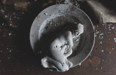 Tabakta dağınık bir kadın figürü.