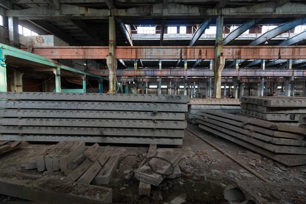 放棄された工場ビルの巨大な部屋は — ストック写真