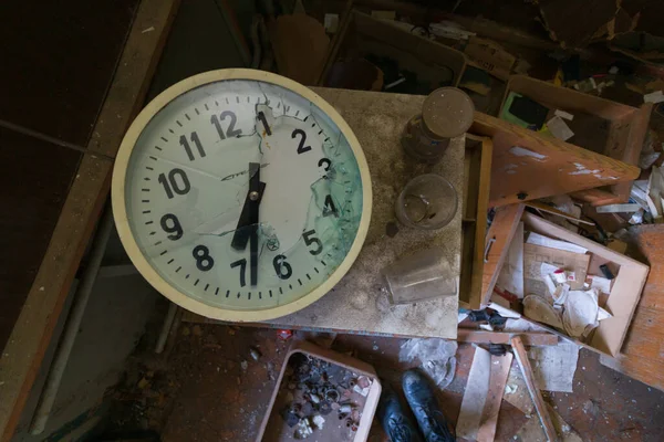 废弃房屋中的破钟 — 图库照片