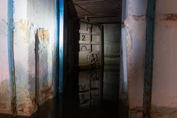 浸水した避難所の密閉ドア — ストック写真