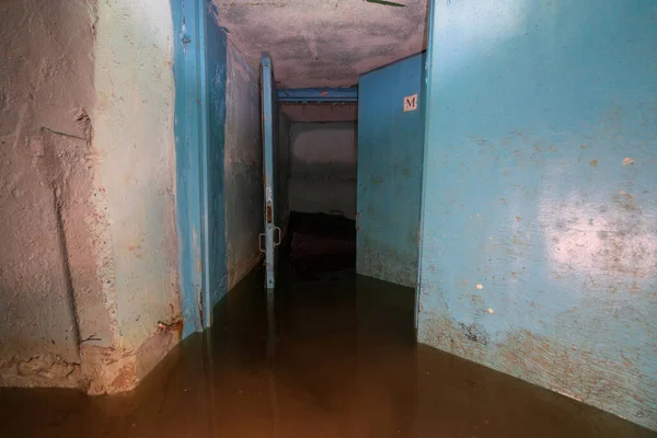 Overstroomde Schuilplaats Mensen Met Apparatuur Beschermen — Stockfoto