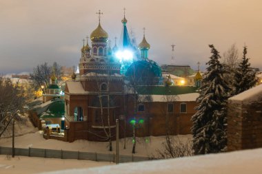 Kışın kırmızı katedral Işıltılı fenerle