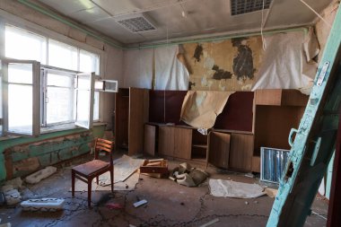 Terk edilmiş bir binada oda