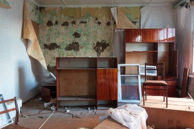 Evde eşyalar olan terk edilmiş bir oda.