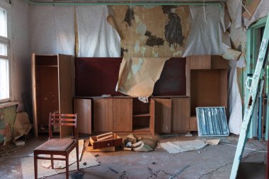 Evde eşyalar olan terk edilmiş bir oda.