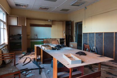 Evde eşyalar olan terk edilmiş bir oda.