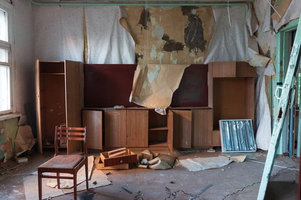 Evde eşyalar olan terk edilmiş bir oda.