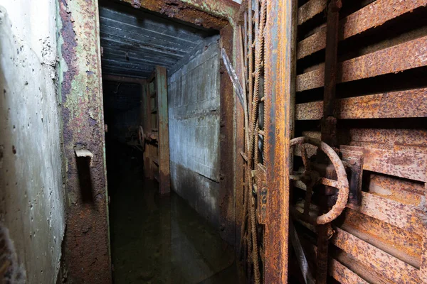 Ouvrir Une Porte Scellée Dans Abri Abandonné — Photo