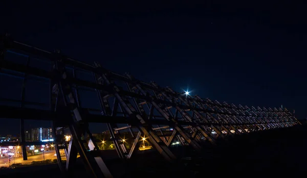 Střecha Kovovou Výzdobou Osvětlení Noci — Stock fotografie