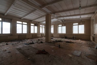 Terk edilmiş bir binada terk edilmiş boş bir oda.