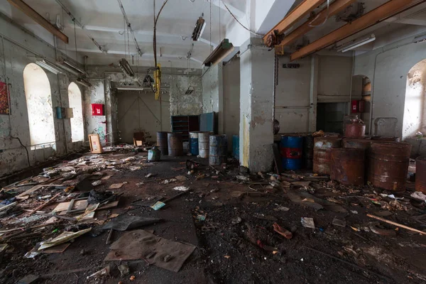 Opuszczony Pusty Pokój Zniszczonym Budynku — Zdjęcie stockowe