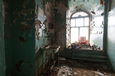 Karanlık bir odada terk edilmiş bir evin penceresi.