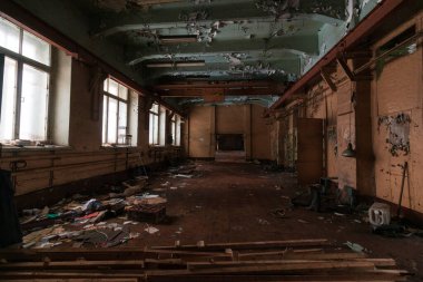 Pencereleri olan terk edilmiş bir binanın karanlık odası.