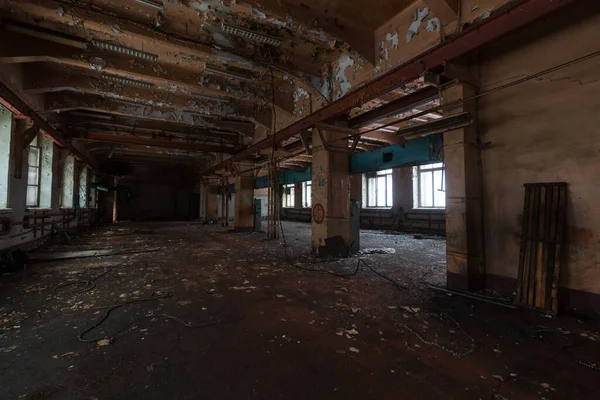 Ciemny Pokój Opuszczonego Budynku Oknami — Zdjęcie stockowe