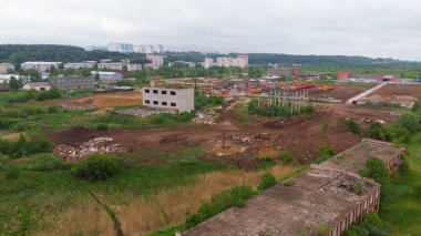 Şehrin kenar mahallelerindeki terk edilmiş bina.