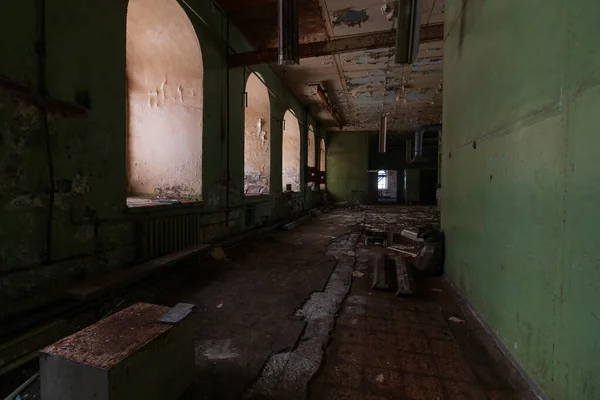 Interior Edifício Fabril Abandonado Com Grandes Janelas Arqueadas — Fotografia de Stock