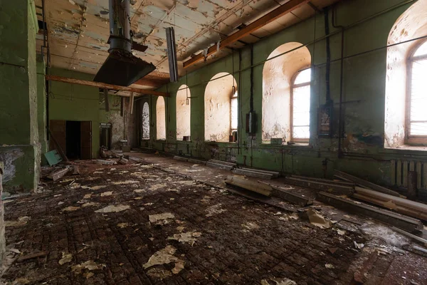 Interior Edifício Fabril Abandonado Com Grandes Janelas Arqueadas — Fotografia de Stock